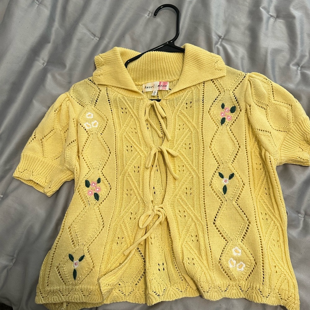 Vintage Short-Sleeve Yellow Knit Cardigan with Floral Embroidery
